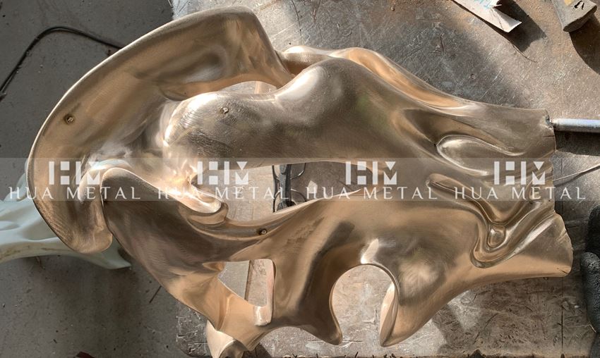 casting bronze sculpture surface grinding of the broze cast statue
