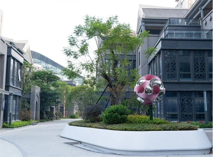 Garden-stainless-steel-mirror-polished-ball-sculpture-with-painted-surface